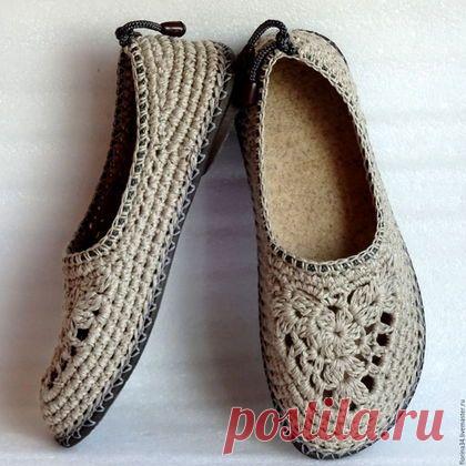 Купить или заказать Балетки вязаные Льняной шик, р.40, лен, серый в интернет-магазине на Ярмарке Мастеров. Эксклюзивные, практичные и удобные туфельки-балетки для прогулок по улице. Основа выполнена крючком из 100% льна. Эта пряжа хорошо держит форму и комфортна в жару. Подошва - современный качественный материал - пластичный, легкий и износостойкий. Стелька тоже изо льна. По верху продернут шнур, который при необходимости можно подтянуть.