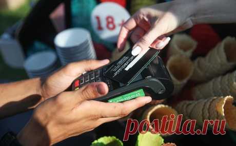 Эксперты зафиксировали снижение кешбэка по кредиткам. Банки в прошлом году снизили выгоду в программах лояльности по кредитным картам, в том числе кешбэк. Показатель опустился ниже 1%, оценила компания Frank RG. На это могли повлиять регулирование ЦБ и уход Visa и Mastercard