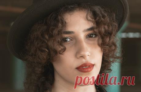 Кто вы, если вам достались вьющиеся волосы? 6 национальностей ваших предков Если вы есть хотя бы в одной социальной сети, то вряд ли пропустили бум популярности приложения #gradient, которое по пропорциям лица берется предположить черты каких национальностей присутствуют в вашем портрете. А можно ли по структуре волос определить состав «коктейля», текущего в венах? Прописать точный «рецепт» возможно вряд ли, но «пованговать» очень даже реально. Еще будучи школьниками, мы у...