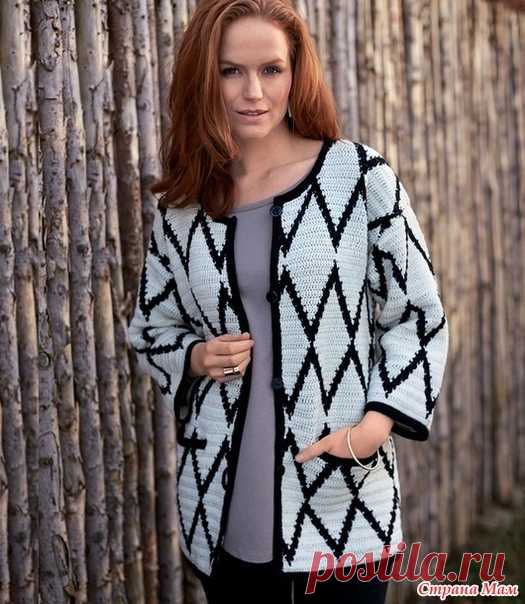 Кардиган с узором в стиле Шанель 

Больше интересного в Ярнии  

#крючок_yarni_ru #кардиган_yarni_ru 
#крючком #вязание #спицами 
#вязанутые #ярния #yarni_ru

ВАМ ПОТРЕБУЕТСЯ 
Пряжа (100% шерсти; 50 г/100 м) — 7 (8) 9 (10) мотков черной, 14 (15) 16 (17) мотков белой; крючок №3,5, 4 и 4,5; 4 пуговицы диаметром 20 мм. 

УЗОРЫ И СХЕМЫ 

ФОРМИРОВАНИЕ ГОРЛОВИНЫ 
В начале ряда обвязать соед. ст. те петли, которые нужно закрыть, и начать новый ряд; в конце ряда те петли, которые ...
