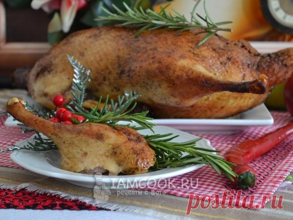 Утка «Рождественская» — рецепт с фото Готовим невероятно ароматную, сочную и мякгую утку целиком в духовке. Утка предварительно фаршируется фруктами, затем запекается в рукаве.