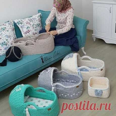 Рукодельница за работой 