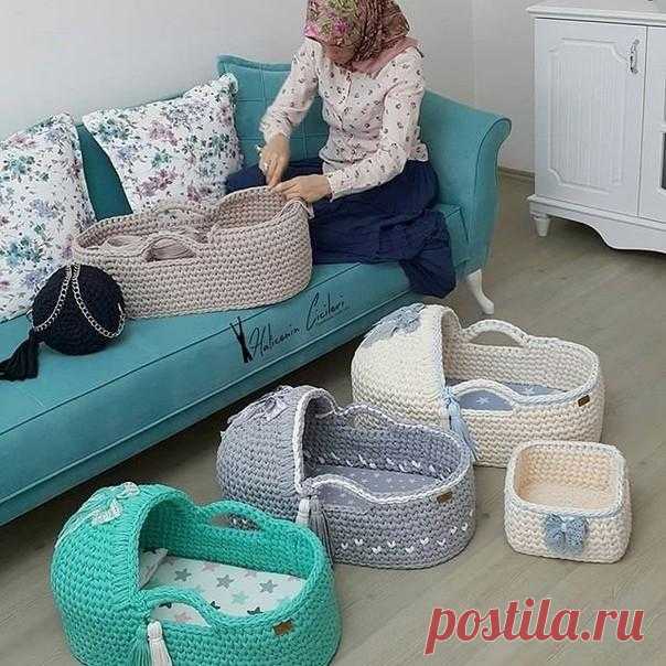 Рукодельница за работой 