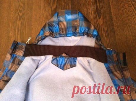 Трикотажный внутренний воротник в куртке (МК)

От автора:
Нам понадобится довяз трикотажный шириной равной 0,7 горловины куртки, длиной равной высота стойки капюшона х2. Пара кусочков плащевки шириной около 4 см, длиной в высоту стойки капюшона х2. Готовый верх куртки с пришитым капюшоном и подклад куртки с капюшоном отдельно, капюшоны верха и подклада уже сшиты.
Показать полностью…