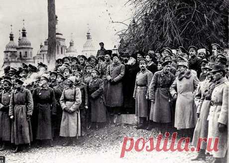 Митинг в центре Киева. 1917 год «Мова» была новым языком, созданным на основе южнорусского говора с большим количеством польских, немецких и просто выдуманных (искусственных) слов. Поэтому изучать совершенно ненужный и чужой язык, хоть и названный «родной мовой», русские в Малороссии, понятно, не - 4 апреля - 43337106997 - Медиаплатформа МирТесен