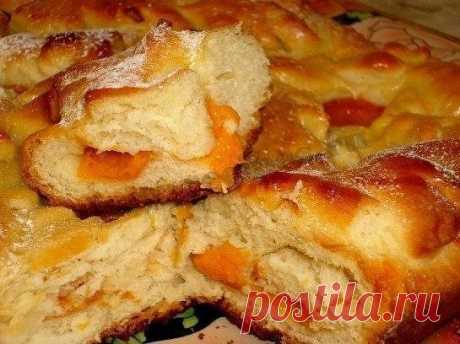 БЫСТРЫЙ ПИРОГ

Дешевый и простой, но вкусный пирог, который совсем не приедается, достаточно только менять начинки. Вишня, смородина, малина... Для начала попробуйте с яблоками и абрикосами.

Понадобится.
Яйца 2 шт., сахар 1 стакан, сметана 1 стакан, сливочное масло 1 ст. ложка, разрыхлитель 1 ч. ложка, мука 2 стакана, яблоки, абрикосы.

* Яблоки порезать дольками, а абрикосы поделить на 2 половинки и слегка присыпать сахаром. Оставить на полчаса.

* Яйца растереть с сахар...