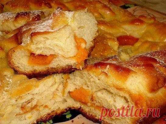 БЫСТРЫЙ ПИРОГ

Дешевый и простой, но вкусный пирог, который совсем не приедается, достаточно только менять начинки. Вишня, смородина, малина... Для начала попробуйте с яблоками и абрикосами.

Понадобится.
Яйца 2 шт., сахар 1 стакан, сметана 1 стакан, сливочное масло 1 ст. ложка, разрыхлитель 1 ч. ложка, мука 2 стакана, яблоки, абрикосы.

* Яблоки порезать дольками, а абрикосы поделить на 2 половинки и слегка присыпать сахаром. Оставить на полчаса.

* Яйца растереть с сахар...