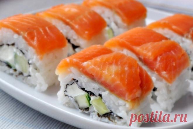 РОЛЛЫ «ФИЛАДЕЛЬФИЯ» ДОМА
ИНГРЕДИЕНТЫ:
Прессованные водоросли нори – 1 лист
Сливочный сыр Филадельфия — 100 г
Суши – рис — 130 г
Огурец свежий — 1 шт
Лосось (семга) слабосоленый – 150 г
Авокадо –1 шт.
Соус васаби — по вкусу
Соус соевый – по вкусу
Имбирь маринованный — по вкусу

ПРИГОТОВЛЕНИЕ:
1. Бамбуковый коврик оборачиваем пищевой пленкой.
2. На бамбуковый коврик выкладываем половину листа нори блестящей стороной вниз.
3. Сверху, на сантиметр сместив вверх, влажными рукам...