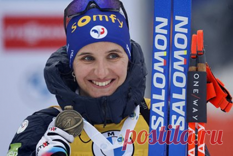 Чемпионку мира по биатлону заподозрили в финансовом мошенничестве. Чемпионку мира по биатлону француженку Жулию Симон заподозрили в финансовом мошенничестве с банковскими картами. Против 26-летней спортсменки подали жалобы один из сотрудников сборной Франции и ее партнерша по национальной команде олимпийская чемпионка Жюстин Бреза-Буше.
