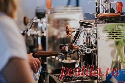 Проблемы вынудили Twitter распродавать кофе-машины и печи для пиццы. Twitter выставил на продажу через аукцион множество единиц офисного оборудования из-за финансовых проблем, усилившихся после оттока рекламодателей из социальной сети. Оборудование использовалось в офисе компании в Сан-Франциско. На продажу выставлены кофе-машины, холодильники для напитков, компьютеры и так далее.