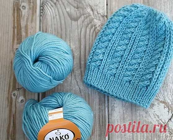Шапочка
Для вязания шапочки на размер 56-58 нам понадобится: 
Пряжа Nako Peru, 25% альпака, 25% шерсть, 50% акрил, 130м/100г, 1 моток. 
Круговые спицы номер 5 и 5,5 и чулочные номер 5,5. 
Игла для трикотажа или крючок для заправления кончиков нитей. 
Шапка вяжется по кругу, снизу вверх. Рапорт основного узора составляет 9 петель. 
Для начала вязания набрать на спицы 5 любым удобным для вас способом 72 петли. Замкнуть петли в круг, следить, чтобы край не перекрутился. Отм...