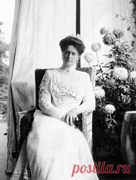 «Гессенская муха». Почему жену последнего русского царя так не любил народ. | Чёрт побери Александра Фёдоровна Романова получила в народе массу оскорбительных прозвищ, считалась немецкой шпионкой, изменницей и чуть ли не разорителем России. Возможно, отчасти она сама давала повод. 145 лет назад в семье Великого герцога Гессенского и Рейнского родилась четвёртая дочь. Её назвали Виктория Алиса Елена Луиза Беатриса Гессен-Дармштадская. Бабка, английская королева, называла её...