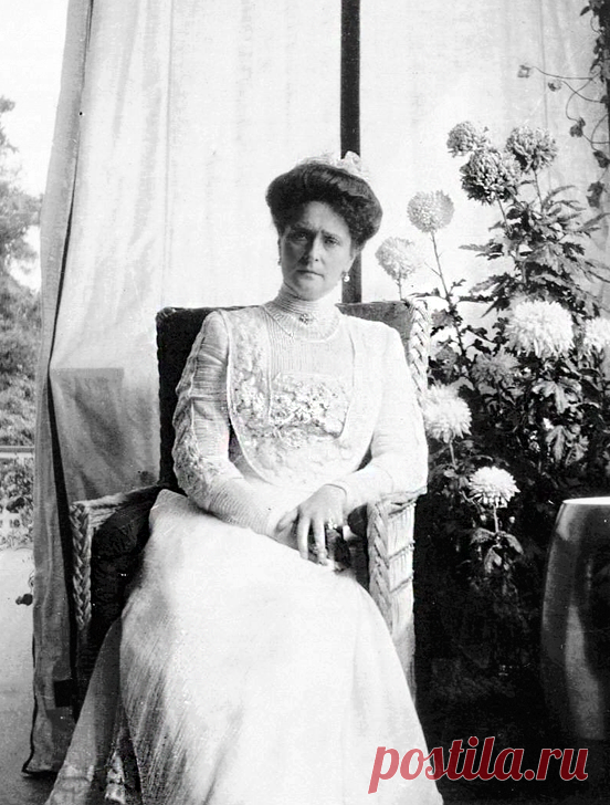 «Гессенская муха». Почему жену последнего русского царя так не любил народ. | Чёрт побери Александра Фёдоровна Романова получила в народе массу оскорбительных прозвищ, считалась немецкой шпионкой, изменницей и чуть ли не разорителем России. Возможно, отчасти она сама давала повод. 145 лет назад в семье Великого герцога Гессенского и Рейнского родилась четвёртая дочь. Её назвали Виктория Алиса Елена Луиза Беатриса Гессен-Дармштадская. Бабка, английская королева, называла её...