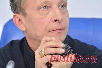 Охлобыстин рассказал о слезах из-за песни маленькой девочки из Донбасса. Российский актер, писатель и сценарист Иван Охлобыстин вспомнил о том, как заплакал во время поездки в Донбасс. Артист отметил, что не является сентиментальным человеком, однако выступление маленькой девочки довело его до слез. Он отметил, что для него это стало примером «абсолютного служения актера своему народу».