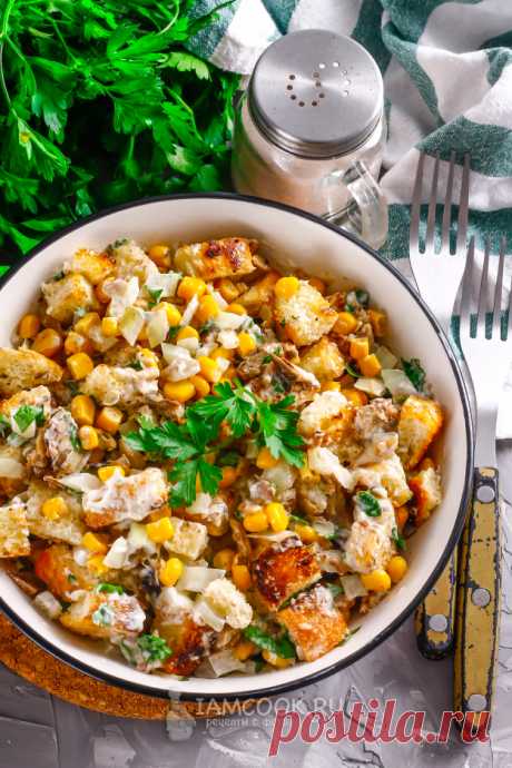 Салат со шпротами, кукурузой и сухариками — рецепт с фото пошагово