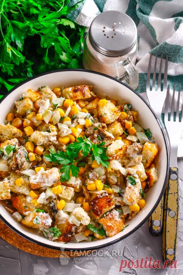 Салат со шпротами, кукурузой и сухариками — рецепт с фото пошагово