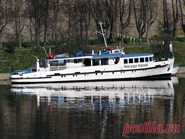 одна из первых фотографий теплохода "Александр Невский" в Пскове после реконструкции 2001 года - ПРАЗДНИК 9 мая!