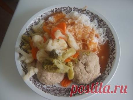 Паровые котлеты с рисом и овощами