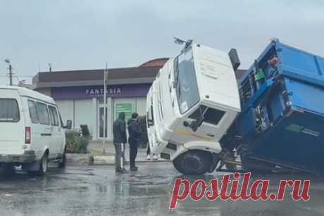 В российском городе мусоровоз провалился под землю. В дагестанском Каспийске мусоровоз провалился под землю. Инцидент произошел в четверг, 14 декабря, на улице Орджоникидзе. Дорожное полотно провалилось под колесами большегруза и тот частично провалился. «Просто в асфальт провалился. Текстуры не загрузились», — иронично прокомментировал ситуацию очевидец произошедшего.