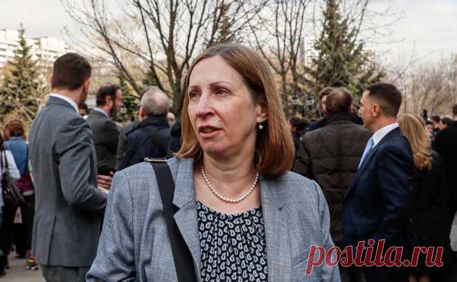 Посол США приехала в Мосгорсуд на обжалование ареста Гершковича. Посол США в России Линн М. Трейси пришла в Мосгорсуд, где сегодня рассмотрят жалобу на арест журналиста The Wall Street Journal Эвана Гершковича.