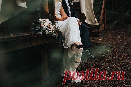 Гостья пришла на свадьбу в белом платье и вывела из себя невесту. Гостья пришла на свадьбу в белом платье и подверглась критике в сети. Анонимная юзерша Reddit опубликовала пост, в котором рассказала, что подруга ее матери появилась на церемонии бракосочетания в кружевном платье белого цвета. «Просто клоун», — подписала упомянутую публикацию автор.