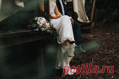 Гостья пришла на свадьбу в белом платье и вывела из себя невесту. Гостья пришла на свадьбу в белом платье и подверглась критике в сети. Анонимная юзерша Reddit опубликовала пост, в котором рассказала, что подруга ее матери появилась на церемонии бракосочетания в кружевном платье белого цвета. «Просто клоун», — подписала упомянутую публикацию автор.