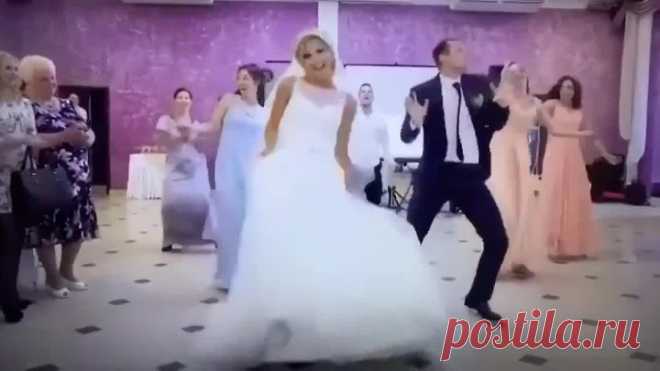 Когда жених и невеста знают как впечатлить гостей)
