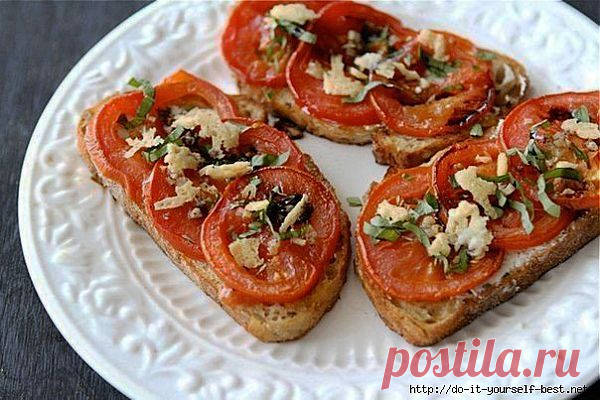 Открытый бутерброд с запеченными помидорами, сыром и бальзамическим уксусом.