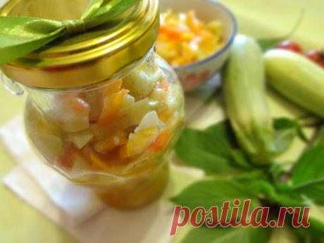 Салат из кабачков, моркови и лука на зиму.
1,5 кг очищенных кабачков
0,5 кг моркови
0,5 кг репчатого лука
Маринад: 150 мл растительного масла, 150 г сахара 1 ст. л. (с небольшой горкой) соли, 100 мл уксуса 9%.
Выход: около 2,5 л