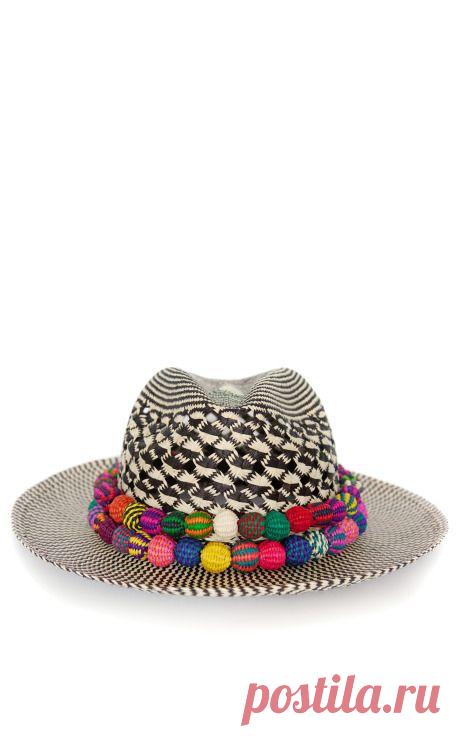 Декор монохромной шляпы