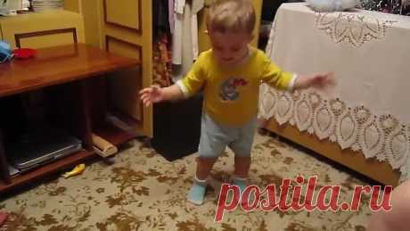Ещё ходить не умеет толком, а уже пляшет! Ну надо же. А дед просто золотой!