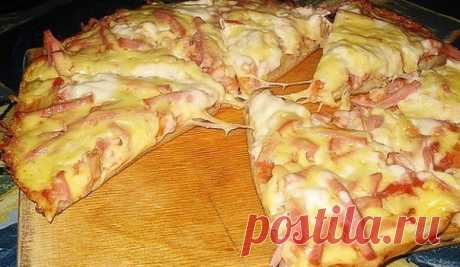Super rýchla pizza z panvice, ktorú máte pripravenú za pár minút - Báječná vareška Keď si chcete urobiť chutnú pizzu, nemusíte si ju pripravovať v rúre, ale postačí vám aj panvica. Recept je veľmi jednoduchý a zvládnete ho aj vy. Budeme potrebovať: 4 lyžice kyslej smotany 4 lyžice majonéza 2 ks vajcia 9 lyžíc hladkej múky štipka soli olivový olej Ďalej budeme potrebovať: paradajka mozzarella jarná cibuľka parmezán šunka … Z uvedených surovín pripravíte