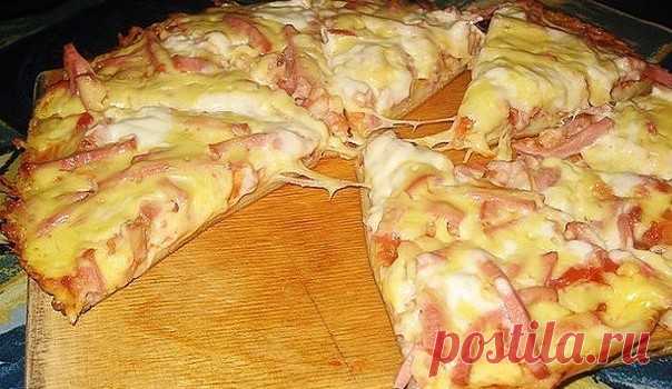Super rýchla pizza z panvice, ktorú máte pripravenú za pár minút - Báječná vareška Keď si chcete urobiť chutnú pizzu, nemusíte si ju pripravovať v rúre, ale postačí vám aj panvica. Recept je veľmi jednoduchý a zvládnete ho aj vy. Budeme potrebovať: 4 lyžice kyslej smotany 4 lyžice majonéza 2 ks vajcia 9 lyžíc hladkej múky štipka soli olivový olej Ďalej budeme potrebovať: paradajka mozzarella jarná cibuľka parmezán šunka … Z uvedených surovín pripravíte