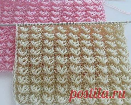 Такие узоры, как гусиные лапки пользуются огромной популярностью, так как вяжутся быстро и без особых сложностей. Раппорт состоит всего из четырех рядов в высоту.

Итак, возьмите пряжу по толще, тогда эффектнее будет результат и спицы соответствующего номера, например, пряжа — акрил, спицы — 3,5 — 4мм.
Для образца наберем 21 петлю:
4(раппорт)х 4 + 3 + 2(кромочные)
Схема гусиных лапок:

....