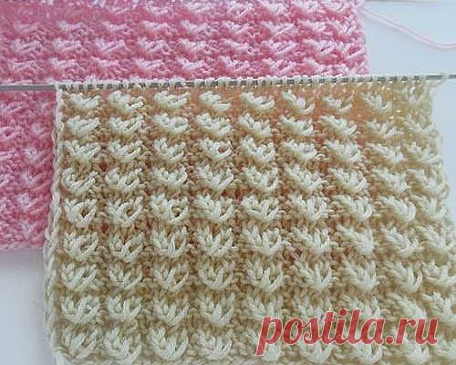 Такие узоры, как гусиные лапки пользуются огромной популярностью, так как вяжутся быстро и без особых сложностей. Раппорт состоит всего из четырех рядов в высоту.

Итак, возьмите пряжу по толще, тогда эффектнее будет результат и спицы соответствующего номера, например, пряжа — акрил, спицы — 3,5 — 4мм.
Для образца наберем 21 петлю:
4(раппорт)х 4 + 3 + 2(кромочные)
Схема гусиных лапок:

....