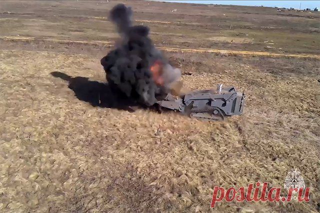 Успешные испытания нового комплекса для разминирования МТ-2. Отечественную разработку примут на снабжение МЧС России.