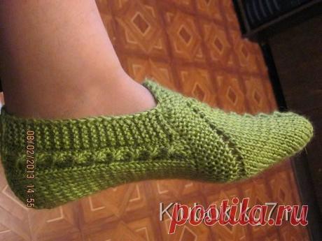 Следки с косами по краям от Ивушки
Спицы №2,5 . Пряжа – 100м в 50 г
ПК И КП-это петля кромочная(в начале ряда) и кромочная петля (в конце ряда ). 
Набираем 3 петли
1 ряд – 3 лиц.
2 ряд – 3 лиц.
3 ряд – К , П , 1 лиц., П, К
4 ряд – 5 лиц.
5 ряд – К, П, 3 лиц., П , К
6 ряд - 7 лиц
7 ряд - К, П, 5 лиц., П , К
8 ряд – 9 лиц.
9 ряд - К, П, 7 лиц., П , К
10ряд -11 лиц
11 ряд – К, П, 9 лиц., П , К
12 ряд – 13 лиц.
13 ряд – К, П, 11 лиц., П , К
14 ряд – 15 лиц.
15 ряд – К, П, 13 л...