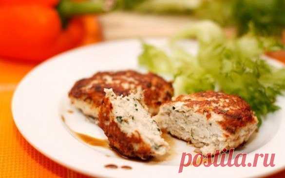 Рецепт сочных и вкусных куриных котлет 

Ингредиенты:

- 600 г куриного фарша
- 1 репчатый лук
- 1 яйцо
- 40 г твердого сыра
- пучок петрушки
- 50 г растительного масла
- соль, перец по вкусу

Приготовление:

Луковицу очистить и хорошенько измельчить (лучше всего при помощи блендера или потереть на терке) и добавьте к фаршу вместе с яйцом.

Зелень мелко нарежьте, сыр натрите на терке. Фарш посолите, поперчите (где-то 1/2 чайной ложки соли и 1/2 чайной ложки перца), добавьт...