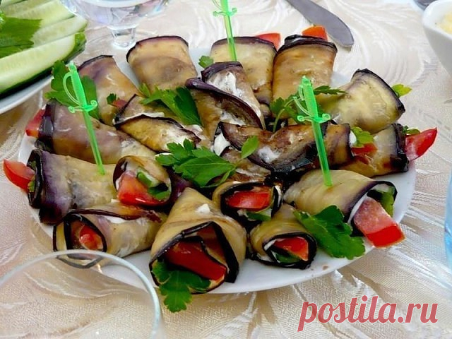 10 Самых ПОПУЛЯРНЫХ Рецептов БАКЛАЖАНОВ

1. Баклажаны фаршированные по-каталонски

._____________________________________________________ ИНГРЕДИЕНТЫ: ● Баклажаны — 2 шт ● Лук — 1 шт ● Чеснок — 3 зубчика ● Помидор — 1 шт ● Яйцо куриное — 2 шт ● Масло оливковое — 30 г ● Сыр — 100 г ● Зелень — по вкусу

ПРИГОТОВЛЕНИЕ: 1. Баклажаны разрезаем на две части и аккуратно, вырезаем середину. 2. Луковицу режем мелко, чеснок пропускаем через пресс и обжариваем на оливковом масле 3. М...