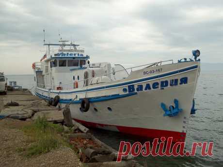 Яхты и катера на причале.