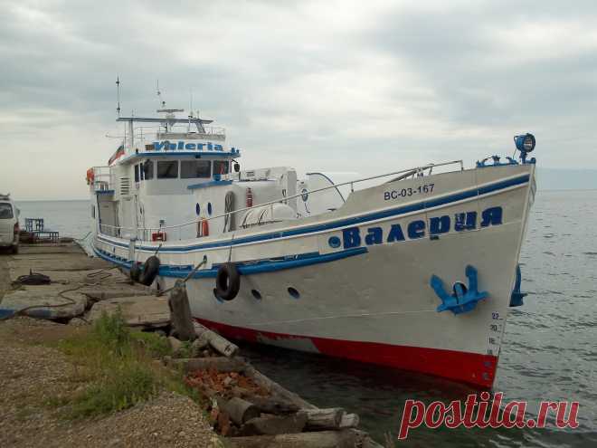 Яхты и катера на причале.