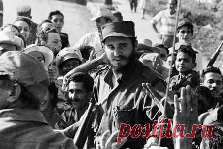 Восстание на Кубе во главе с Фиделем Кастро В 1952 году Фульхенсио Батиста установил на Кубе диктаторский режим. В скором времени в республике против него началось повстанческое движение, которое возглавил выпускник Гаванского университета – молодой адвокат Фидель Кастро Рус, родом из провинции Орьенте.26 июля 1953 года группа...