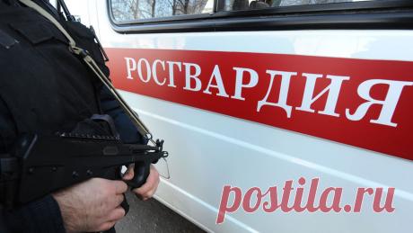 Кемеровчанин устроил дебош в больнице, когда его отказались принимать вне очереди. В Кемерово мужчина просил принять его вне очереди и мешал работе медперсонала. Об этом сообщили в пресс-службе регионального управления войск Росгвардии. Дебош устроил местный житель в медицинском учреждении на улице 50 лет Октября. Попав ...