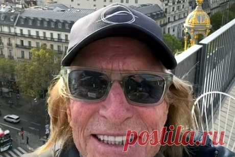 Новый цвет волос 78-летнего Майкла Дугласа вызвал споры в сети. Голливудский актер Майкл Дуглас сменил имидж и вызвал споры среди поклонников. 78-летняя знаменитость разместил видео из Парижа, в котором он предстал с новой прической. На размещенных кадрах видно, что супруг актрисы Кэтрин Зеты-Джонс запечатлен не с привычными седыми волосами, а с окрашиванием в цвете «каштан».