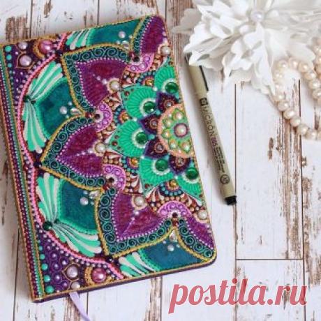 #metrr_блокноты
Моя маленькая (или не очень маленькая) прелесть - ежедневник А5, роспись с двух сторон. Возможно немного необычен для меня рисунок, а может быть это только мне кажется.
И, конечно же, сижу думаю над названием (все как обычно) - на ум лезут одни цветки да пальмы. Сын назвал "Радужный мир"! Во как! :))
А вы что посоветуете? :)
_______
Принимаю заказы. Посмотреть работы в наличии и на заказ можно в моем магазине (ссылка в описании).
_______
Все о точечной росп...