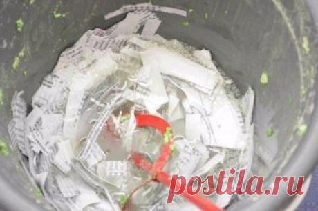 "Жидкие" обои своими руками!

Отличное строительное решение, которое вы можете применить у себя дома. 

1. Берем 40 листов бумаги, у меня черновики. Автор для удобства нарезал, но можно и целые.
2. Всё - в ведро, и заливаем 1,25 литрами воды (бутылка из-под Аква Минерале). Оставляем кваситься (автор на час оставлял, можно и больше).
3. Все перемалываем насадкой и дрелью.
4. Добавляем: 
- Коллер, 2 крышечки (можно и не зеленый)
- 40 ложечек, из-под детского питания, гипса. ...