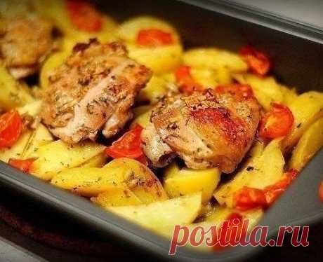 Курица, маринованная в кефире, запеченная с картофелем, травами и чесноком