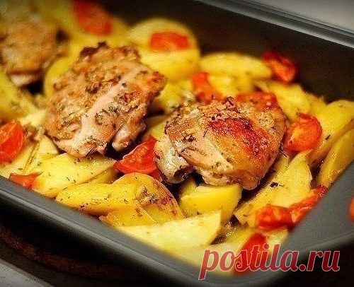 Курица, маринованная в кефире, запеченная с картофелем, травами и чесноком