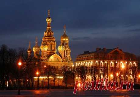 Первое место, место занимает с большим гандикапом Санкт-Петербург. Разводные мосты, белые ночи, множество представителей архитектурных шедевров – это именно те факторы, которые притягивают тысячи туристов ежегодно. В городе бесконечное множество ровненьких улиц, мостов, оградок с узорами и набережных – все это можно наблюдать вечно. А ведь в 1990 году ЮНЕСКО взяло под свою охрану все исторические и дворцово-парковые ансамбли.