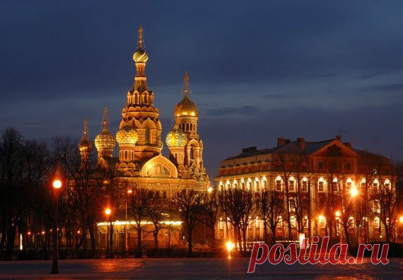 Первое место, место занимает с большим гандикапом Санкт-Петербург. Разводные мосты, белые ночи, множество представителей архитектурных шедевров – это именно те факторы, которые притягивают тысячи туристов ежегодно. В городе бесконечное множество ровненьких улиц, мостов, оградок с узорами и набережных – все это можно наблюдать вечно. А ведь в 1990 году ЮНЕСКО взяло под свою охрану все исторические и дворцово-парковые ансамбли.